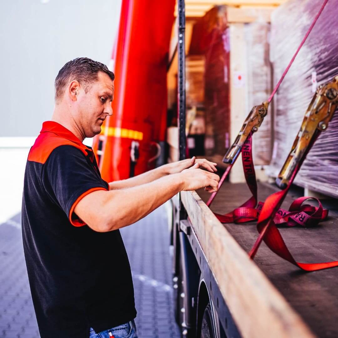 Bild eines Mitarbeiters von Van Dingenen Transport neben seinem Lastkraftwagen