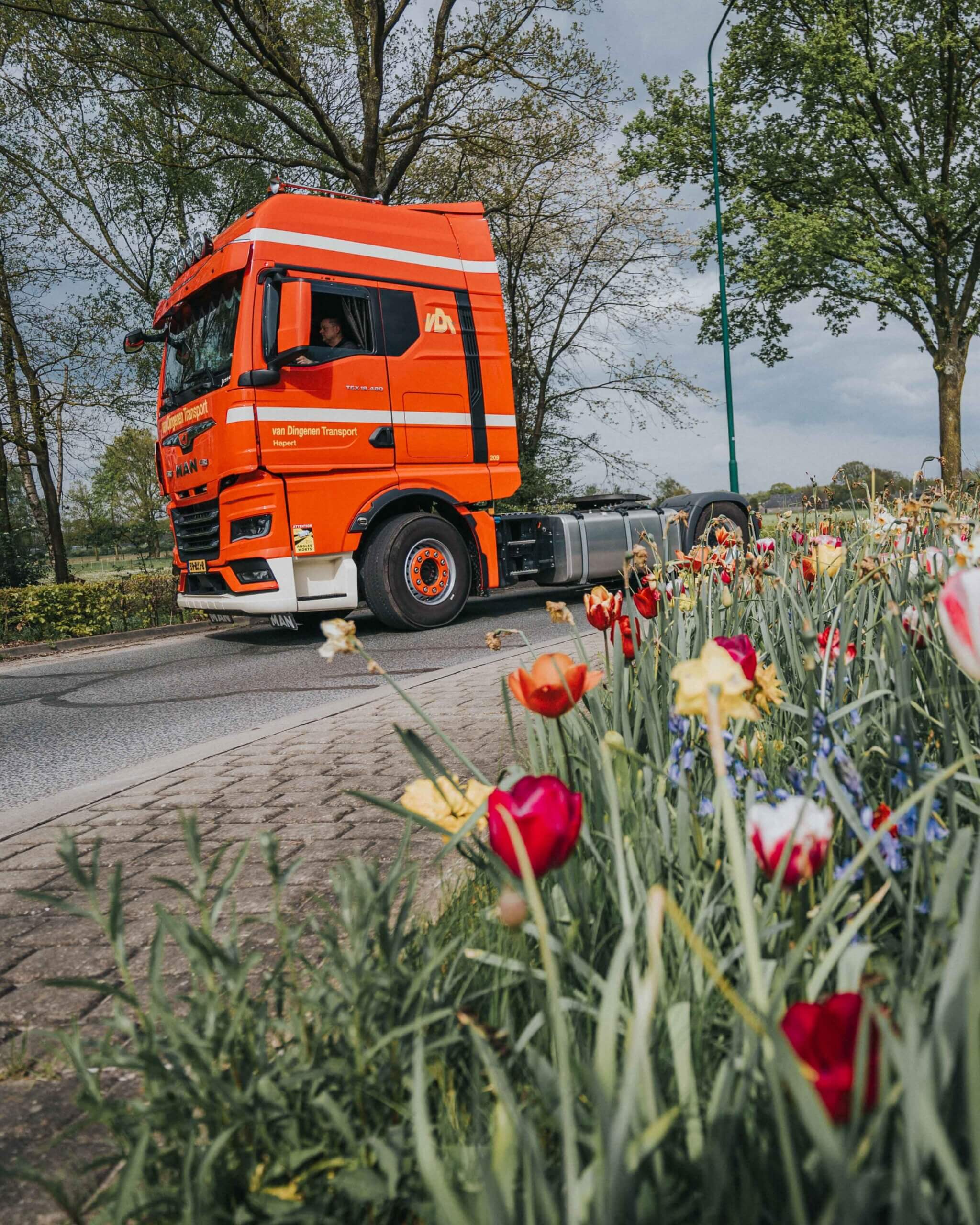 Gründer Jan Van Dingenen neben einem Lastkraftwagen