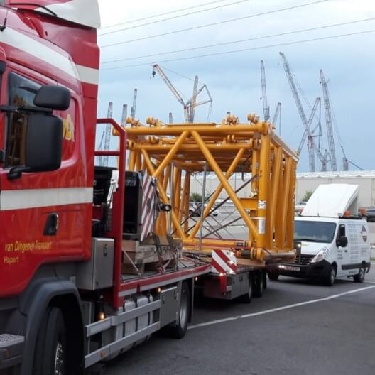 Bild eines Mitarbeiters von Van Dingenen Transport neben seinem Lastkraftwagen