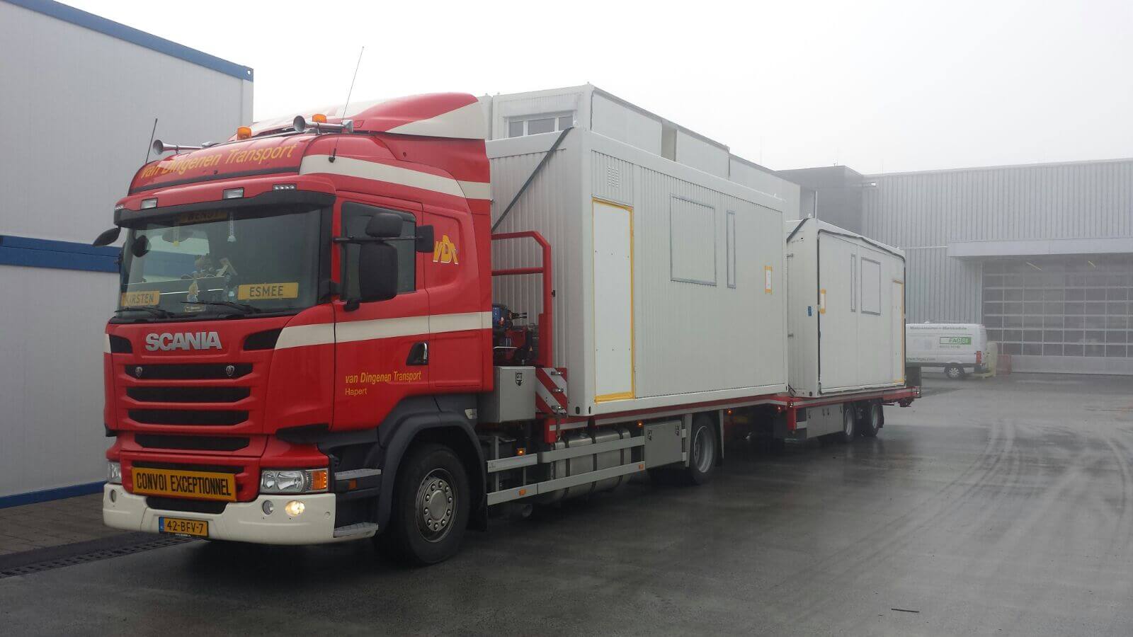 Zwei Männer betrachten ein A4-Blatt mit Text