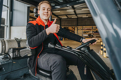 zwei Männer sehen a4 mit Text