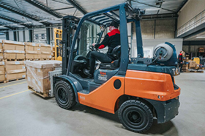 Drei Männer sitzen auf der Ladefläche eines Lastwagens