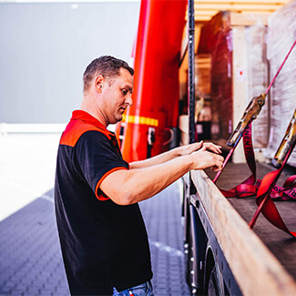 Mitarbeiter von Van Dingenen Transport bei seinem Lkw
